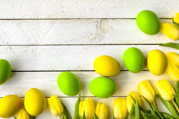 Joyeux Pâques oeufs et tulipes sur table en bois, décoration festive — Photo