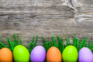 Rustik ahşap zemin üzerine boyalı Paskalya yumurtaları