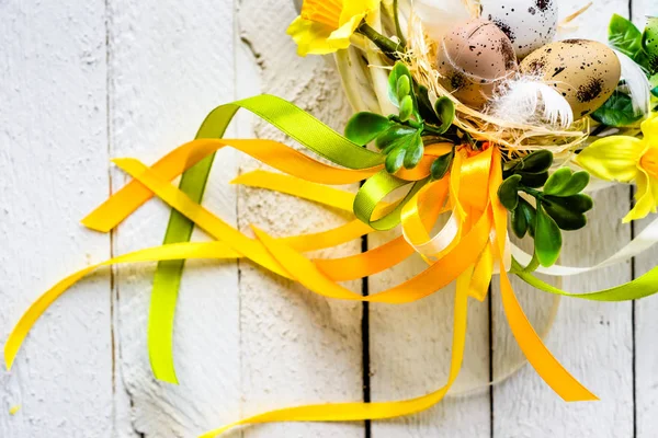 Великодній фон з весняними великодніми яйцями та квітами, вінок на дверях — стокове фото