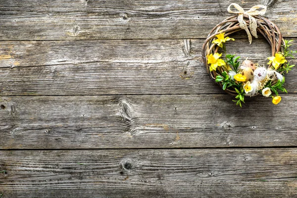 Великодній фон з весняним вінком, що висить на дверях — стокове фото