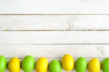 Beyaz ahşap kurullarında mevsimlik renkli yumurta Paskalya yumurta arka plan, Bahar