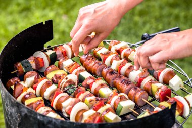 Barbekü Izgara, açık havada yemek ızgara insanlar kömürlerin üzerinde sebze ve et kebap ızgara
