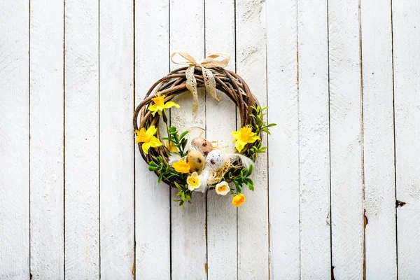 Весняний вінок, Великодній фон з яйцями та квітами — стокове фото