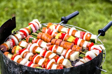 Gıda Barbekü Izgara, sebze ve sosis, şiş ızgara gıda ile çimenlerin üzerinde açık Barbekü Izgara