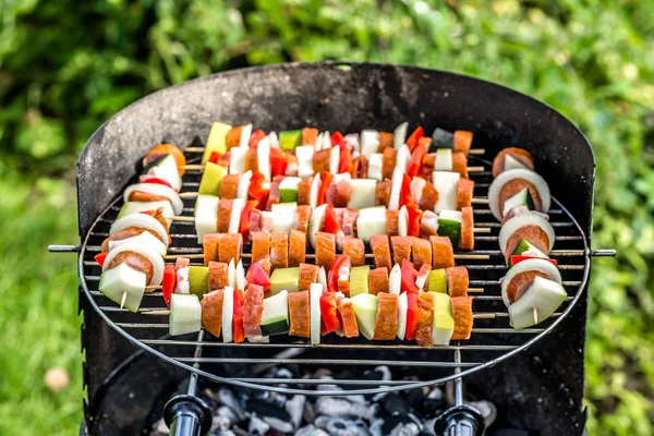 Cibo alla griglia alla griglia, spiedini con verdure e salsiccia, cibo alla griglia, barbecue all'aperto nel giardino estivo — Foto Stock