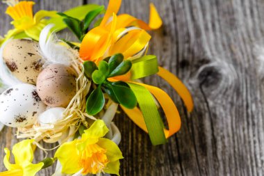 Paskalya arka plan bahar ile Paskalya yumurtaları ve ahşap masaya çiçek