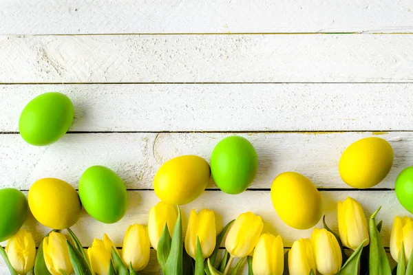 Felices huevos de Pascua, decoración festiva con huevos de colores en el nido — Foto de Stock