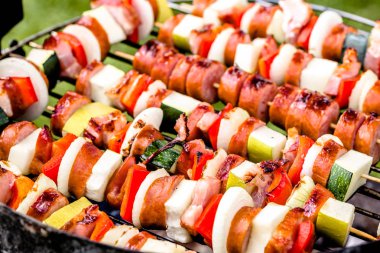 Et ve sebze Barbekü Izgara şiş ızgara, açık Barbekü, renkli ile ızgara ızgara gıda, yakın çekim