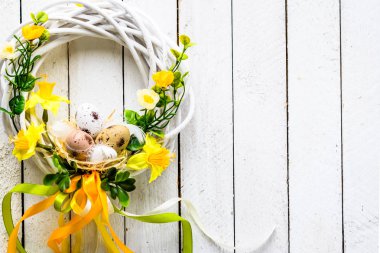 Paskalya arka plan bahar çelenk Kapıda asılı ile