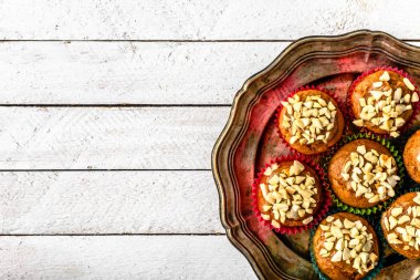 Kuruyemiş ve şekerleme krema ile çikolata cupcakes