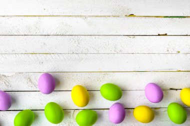 Paskalya yumurtaları ile ahşap arka plan bahar geleneksel yumurta renkli pastel renklerle