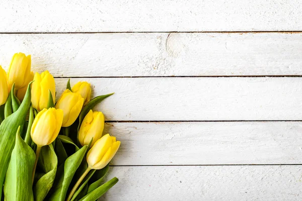 Bouquet di tulipani, fondo pasquale primaverile o fiori per il biglietto di giorno di madri e il giorno delle donne — Foto Stock