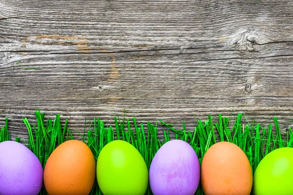 在草地上画鸡蛋, 快乐的复活节彩蛋背景 — 图库照片