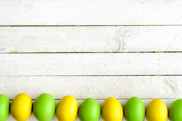 Feliz Páscoa ovos fundo, ovos pastel em tábuas brancas de madeira — Fotografia de Stock