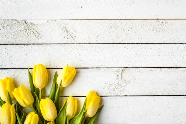 Tulipanes amarillos, fondo de Pascua de primavera o regalo de aniversario para el día de las madres o tarjeta para el día de la mujer a 8 de marzo — Foto de Stock