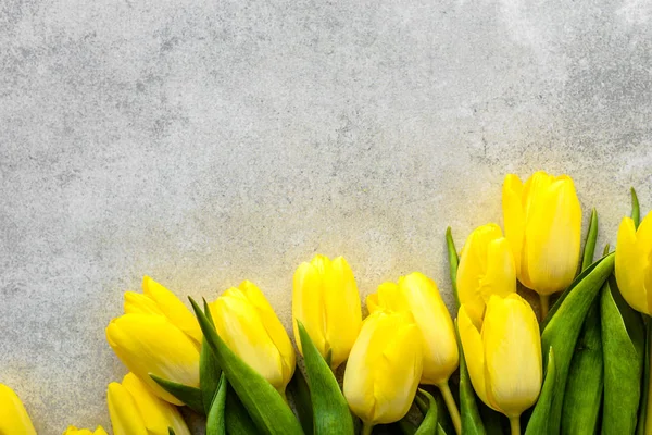 Gelbe Tulpen, frühlingshafte Osterdekoration zum Muttertag oder Karte zum Frauentag am 8. März — Stockfoto