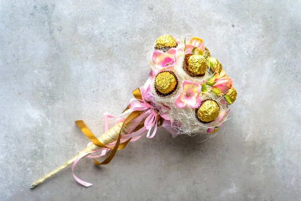 Bouquet da sposa di dolci e fiori anche per la festa della mamma, la festa della donna, il regalo di compleanno e il regalo di anniversario — Foto Stock
