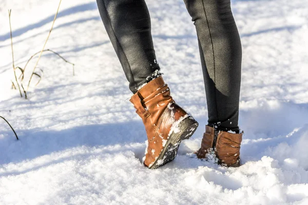 Kobieta w snow buty i legginsy na nogi, obuwie zimowe damskie — Zdjęcie stockowe