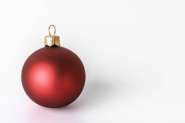 Kırmızı önemsiz şey, beyaz arka plan üzerinde izole Noel süsler.
