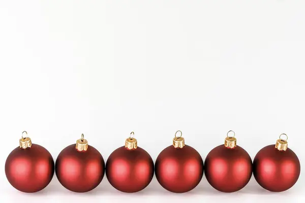 Ornamento rosso, Natale bauble isolato su sfondo bianco — Foto Stock