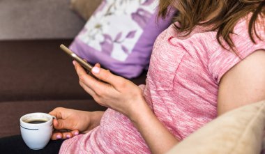 Mobil akıllı telefon, dijital teknoloji ve modern yaşam konsepti kullanılarak hipster kişi