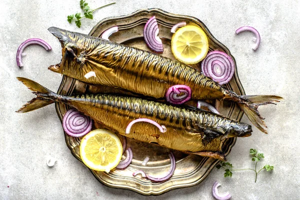 Läckra makrill. Rökt fiskrätt på bord, mat med omega 3 fett, hälsosamt ätande koncept — Stockfoto