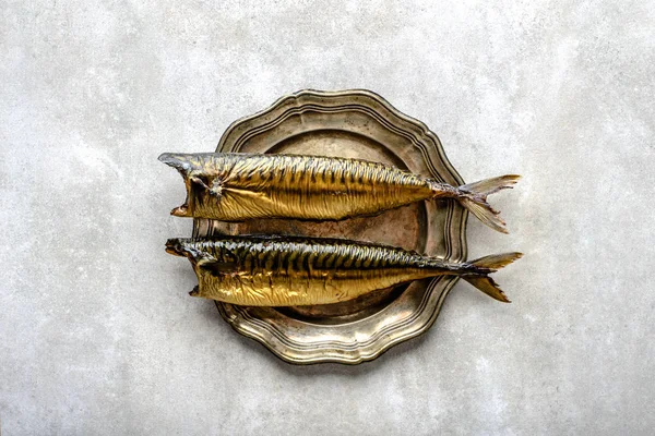 Макрель, копченая рыба с жиром омега 3, барная еда на блюде — стоковое фото