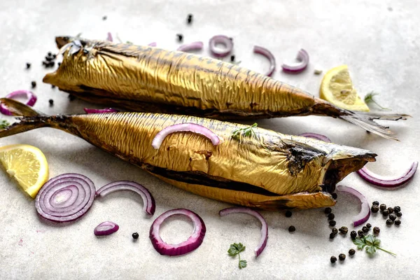 Makrill, rökt fisk med omega 3 fett, bar mat på bordet — Stockfoto