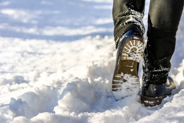 Frau, die in Schneestiefeln und Jeans an den Beinen geht, Damen-Winterschuhe — Stockfoto