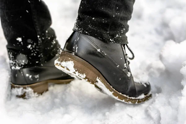 Модные Мужские Сапоги Снегу Ноги Черных Туфлях Зимняя Мода — стоковое фото