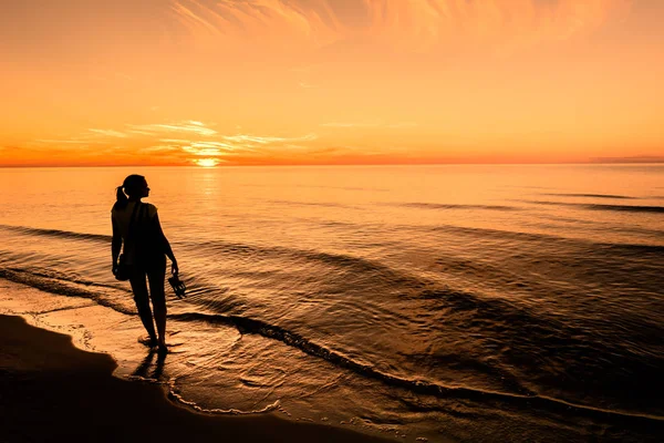 Silhouette Einer Frau Auf Dem Meer Sonnenuntergang Hintergrund Sommerlandschaft Polen — Stockfoto