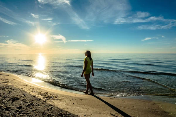 Красивая Женщина Пляже Закате Прогулка Летним Вечером Последний Солнечный Дождь — стоковое фото
