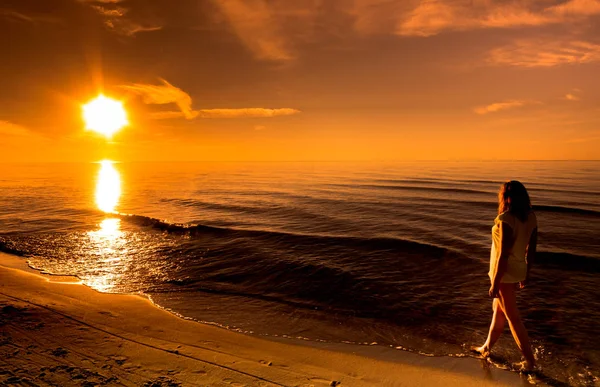 Женщина на пляже на закате. Прогулка над морем на солнце, летние обои, Балтийское море, Польша — стоковое фото