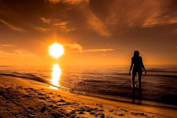 日落海滩。妇女在海在太阳, 夏天背景, 波罗的海, 波兰 — 图库照片