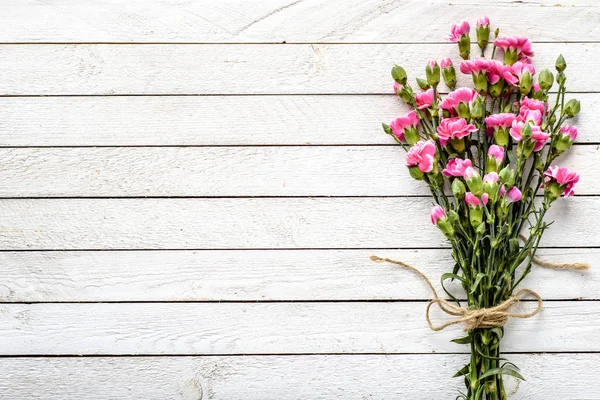 Fond de fête des mères avec fleurs printanières sur bois, bouquet sur table en bois, plan plat, vue sur le dessus — Photo