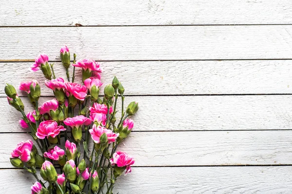 Bouquet de fleurs printanières sur table, tête sur fond blanc en bois, plan plat, vue sur le dessus — Photo