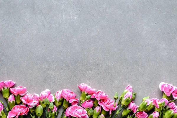 Borde floral con flores de primavera sobre fondo gris, plano, vista superior — Foto de Stock