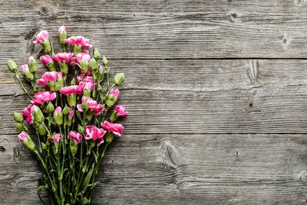 Bouquet de fleurs printanières, frais généraux sur table en bois, fond de mariage ou carte de fête des mères — Photo