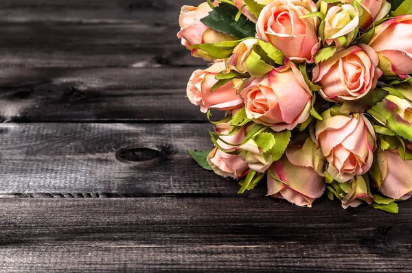 Mazzo di rose su sfondo di legno, biglietto di giorno di madri — Foto Stock