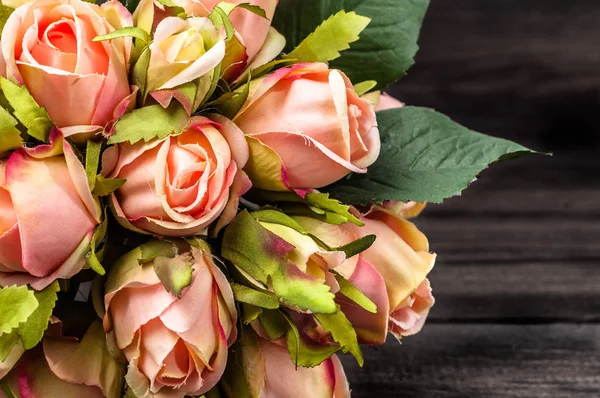 Ramo de rosas como día de las madres, fondo con flores en la mesa de madera —  Fotos de Stock