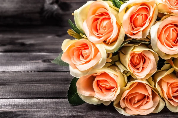 Букет троянд на дерев'яному тлі, листівка на день матері — стокове фото