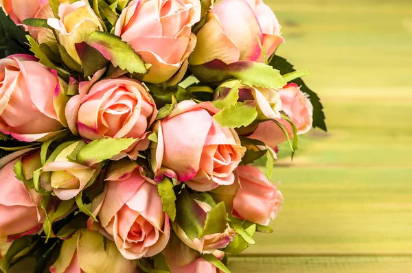 Букет троянд як день матері, фон з квітами на дерев'яному столі — стокове фото