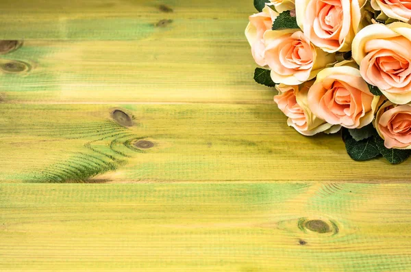 Bouquet de roses sur fond bois, carte de la fête des mères — Photo