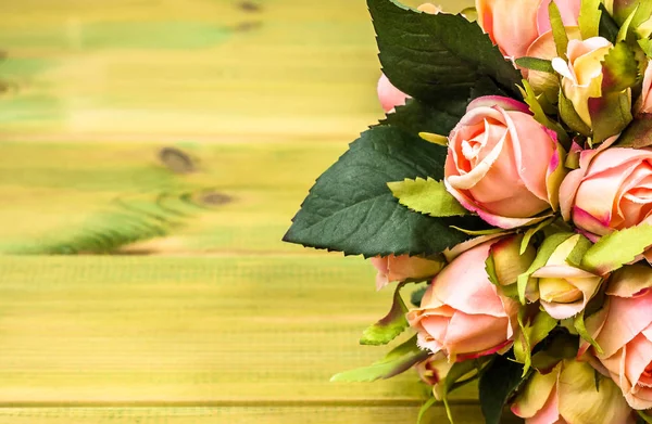 Букет троянд як день матері, фон з квітами на дерев'яному столі — стокове фото