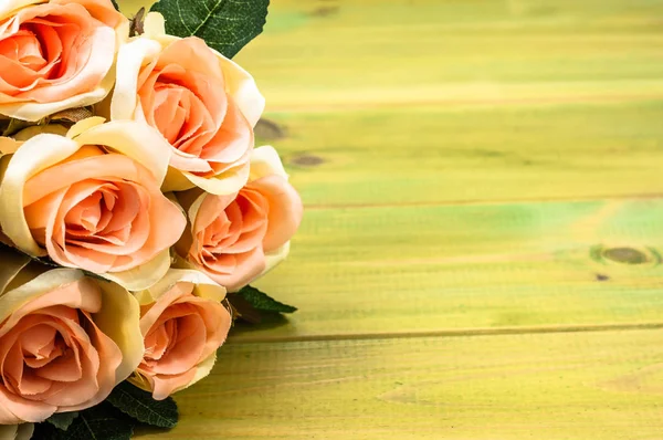Ramo de rosas sobre fondo de madera, tarjeta de día de las madres —  Fotos de Stock