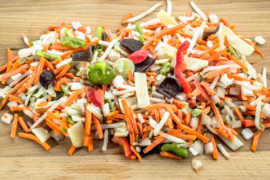 Şeritler ahşap tahta üzerinde Çin sebze dilimlenmiş