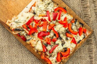 Jüt arka plan üzerinde pizza bölümü. 