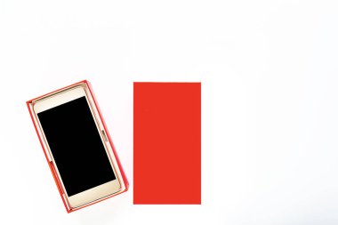 Yeni smartphone ve kutusu, beyaz arka plan üzerinde Mobil cep telefonu hediye paketiyle