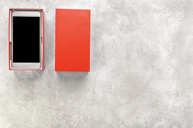 Yeni cep telefonu, hediye kutusu ile siyah ekran ve dokunmatik ekran, zarif kablosuz aygıt kavramı ile smartphone