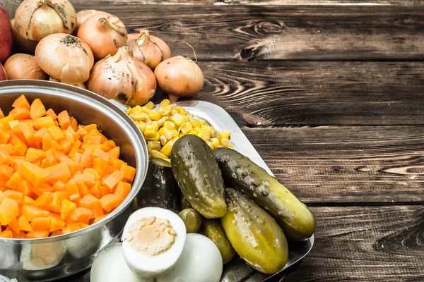 Ingredientes para ensalada de verduras, verduras frescas en la mesa, concepto de cocina de Navidad — Foto de Stock